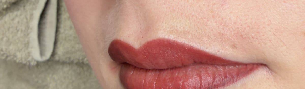 Lip Blush Nahaufnahme – natürliches Ergebnis