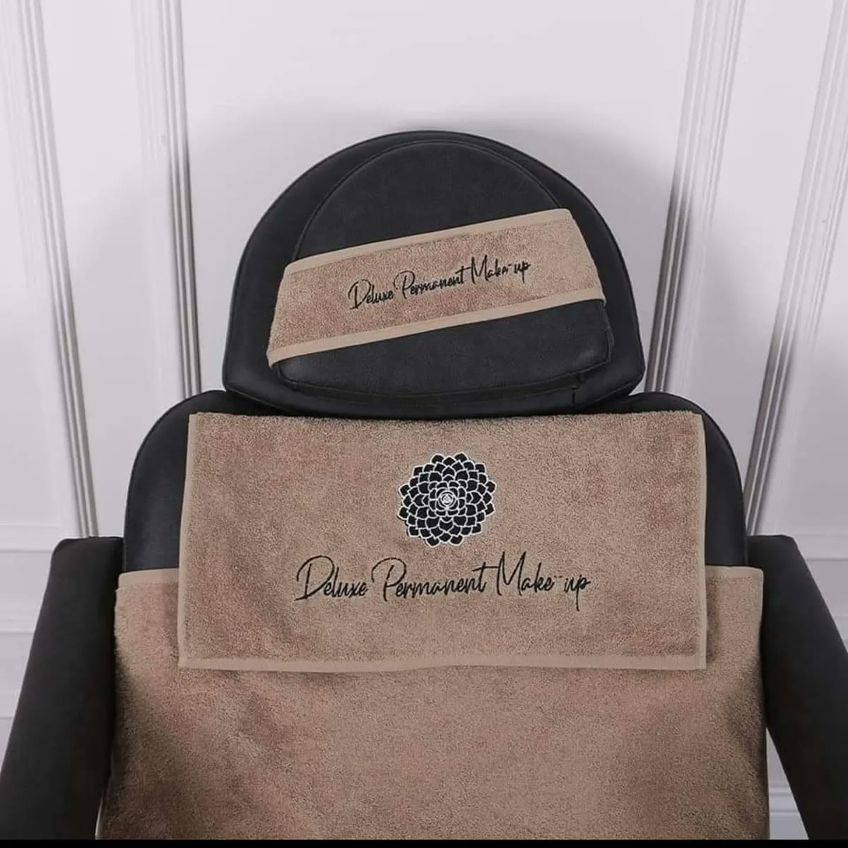 Deluxe PMU & Beauty Studio – Branded Behandlungsstuhl in Michelfeld